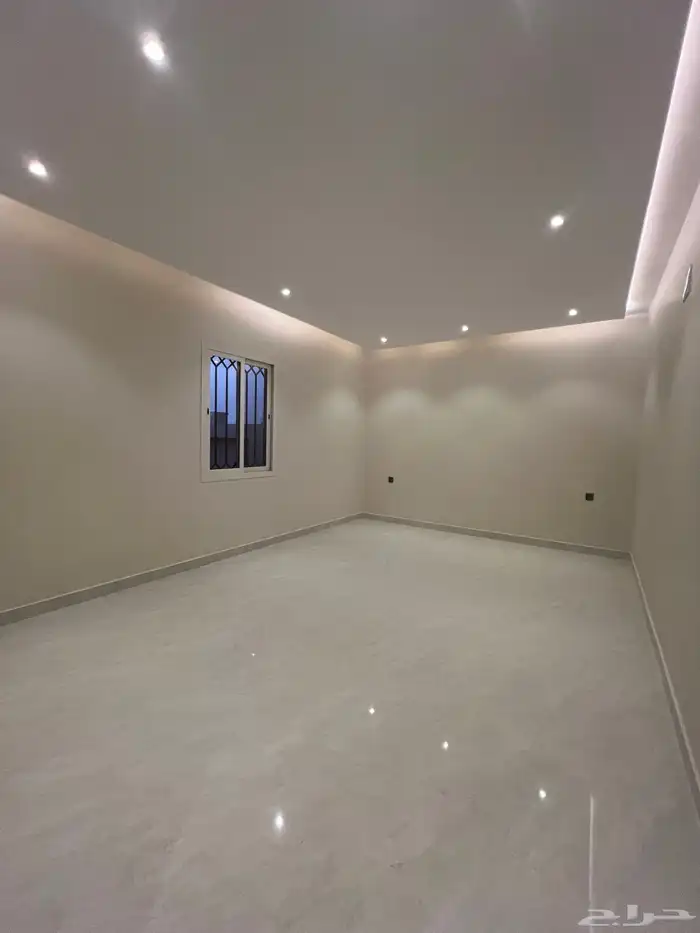 للبيع روف علوي فاخر موقع مميز و مساحة وسيعة حي العزيزية 20