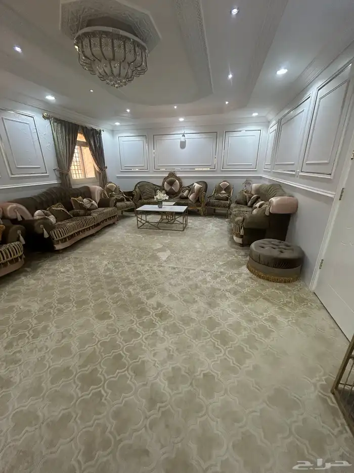 كنب مع فرش نظيف 8في 5 1