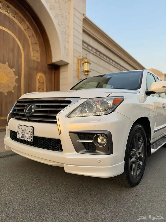 للبيع جيب لكزس LX 570 S 2014 شبه الجديد 8
