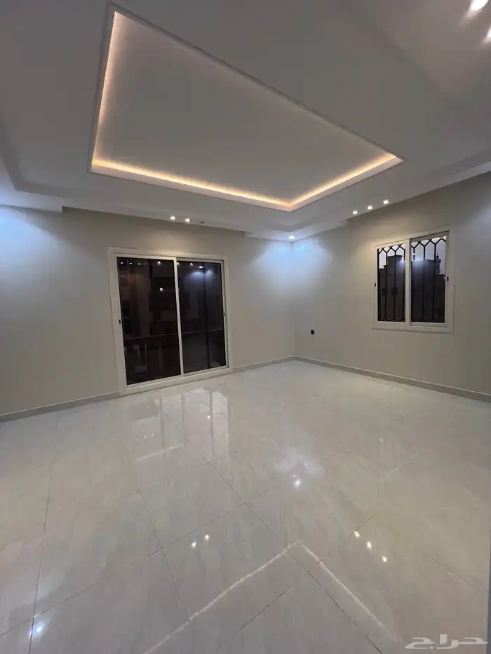 للبيع روف علوي فاخر موقع مميز و مساحة وسيعة حي العزيزية 3