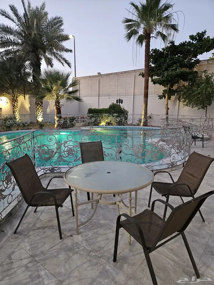 استراحة لاقينا هوم اشجار وزرع ومسبح 13