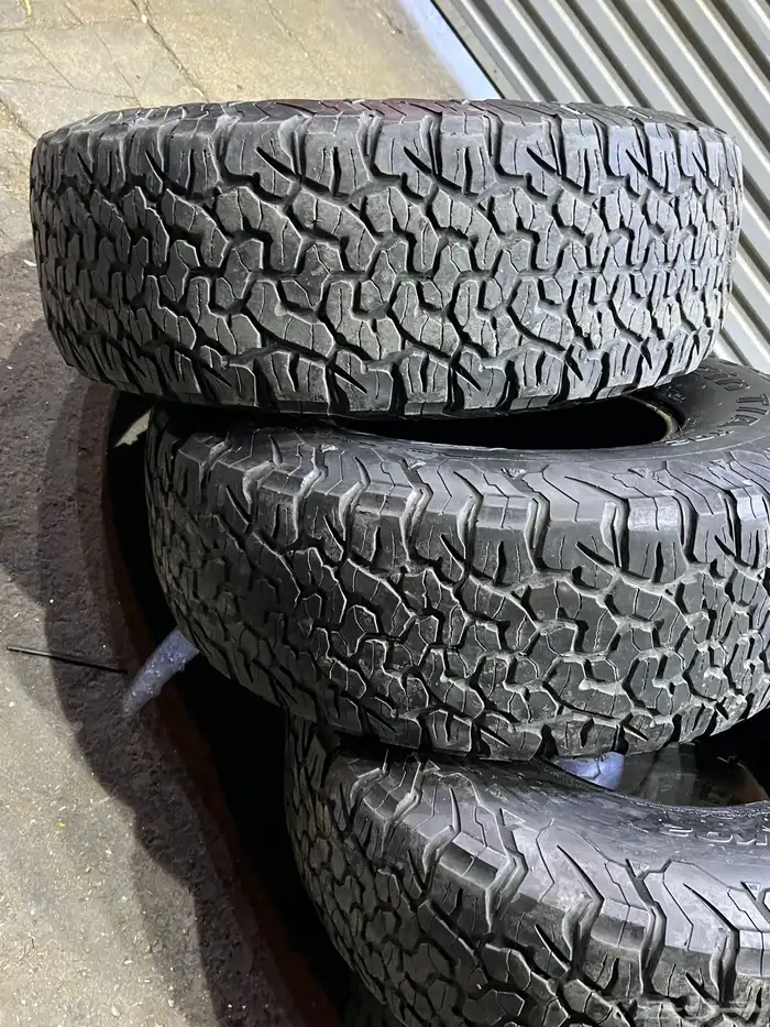 كفرات نص حجري بي اف جودرتش فواصل مقاس 37x12.50 R17 26