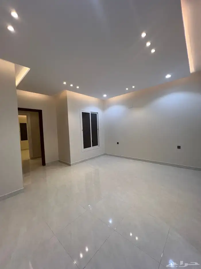 للبيع روف علوي فاخر موقع مميز و مساحة وسيعة حي العزيزية 8