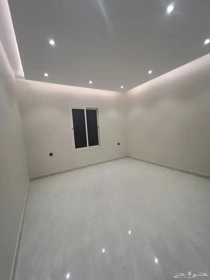 للبيع روف علوي فاخر موقع مميز و مساحة وسيعة حي العزيزية 14