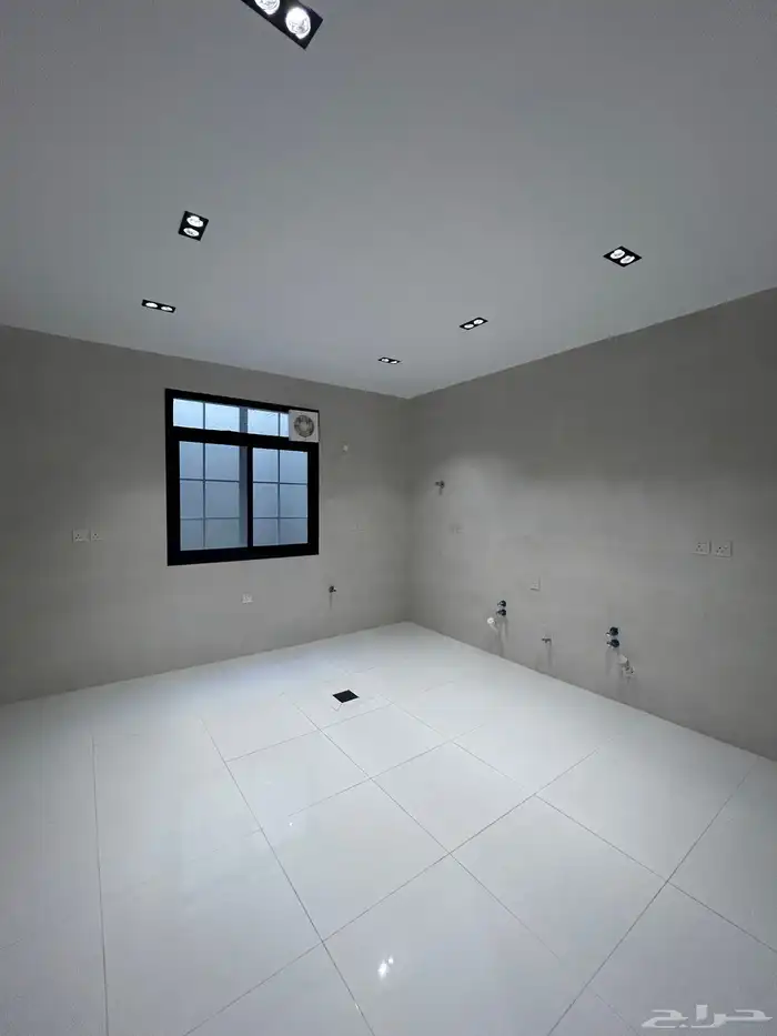 للبيع شقق علوية بسطح خاص بموقع مميز بجوار دوار التحليه 11