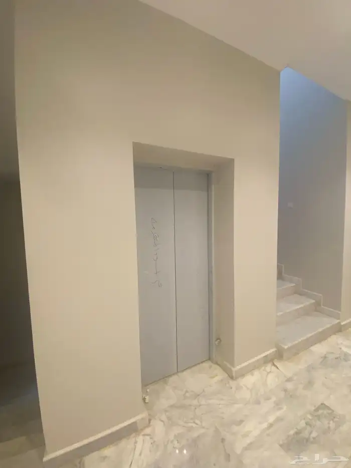 للبيع عماره استثماره بحي الضباط 10