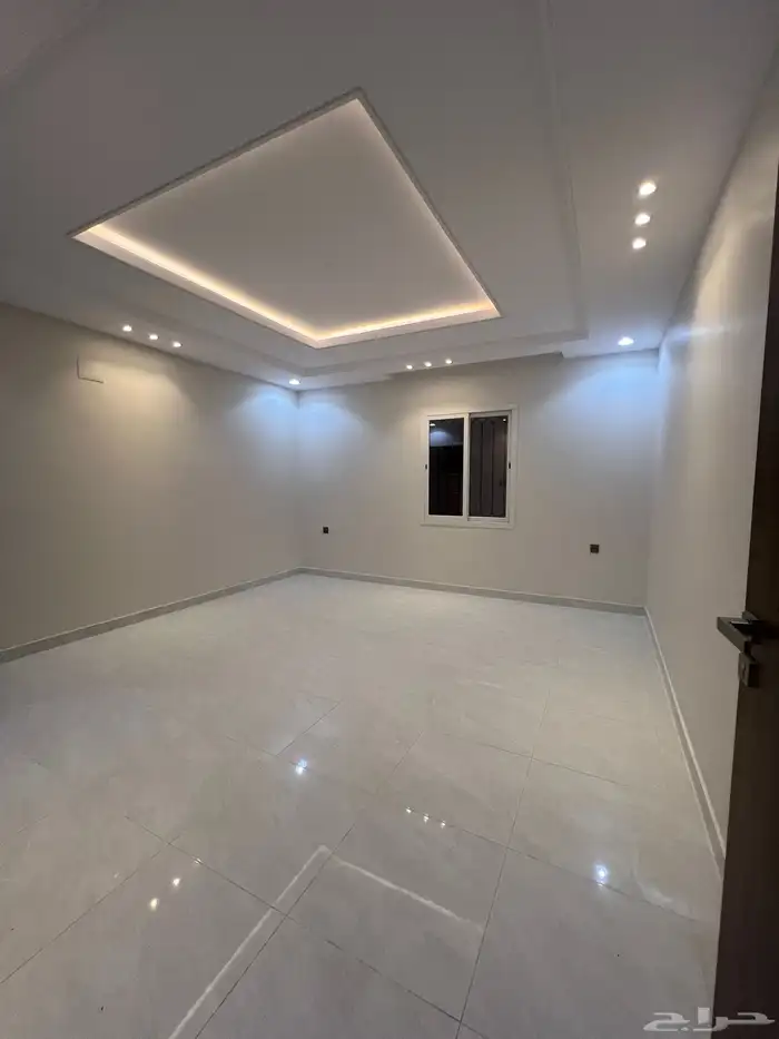 للبيع روف علوي فاخر موقع مميز و مساحة وسيعة حي العزيزية 4