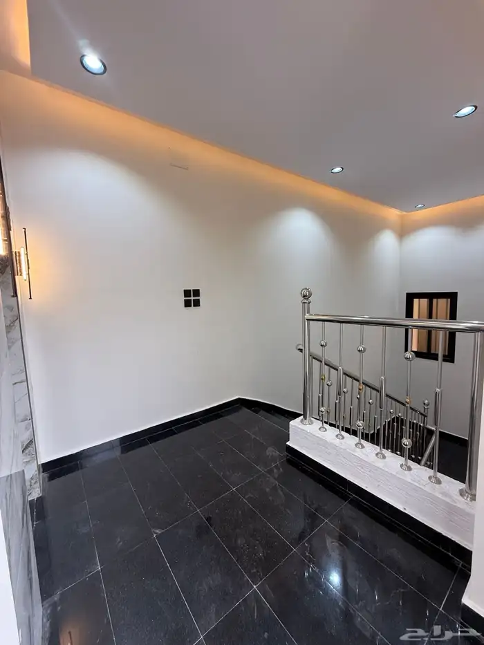 للبيع ارواف علويه بمداخل مستقل تماما حي الراقي وسط الخدمات 36