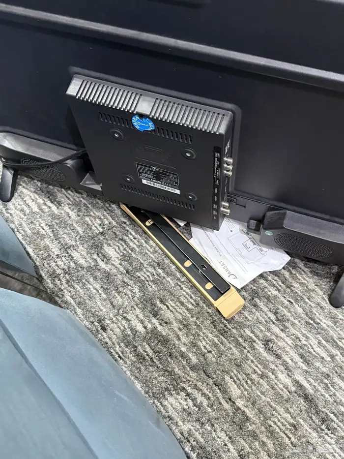 شاشة استعمال شهرين بوصة 32 مع أغراضها كلها والسعر 300 2