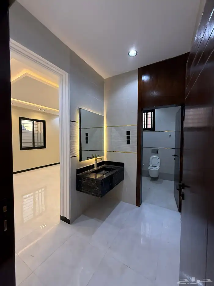 للبيع روف علوي 9 غرف وصالتين بموقع مميز بحى الموسى 28