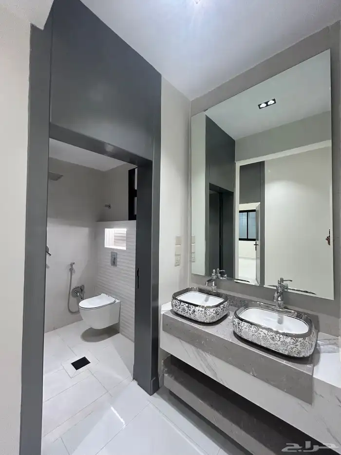 للبيع شقق علوية بسطح خاص بموقع مميز بجوار دوار التحليه 13