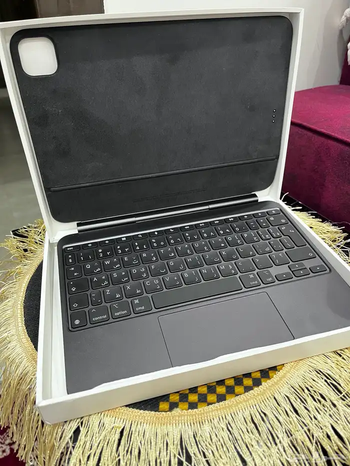 ايباد برو M4 شبه الجديد وكيبورد آبل 3