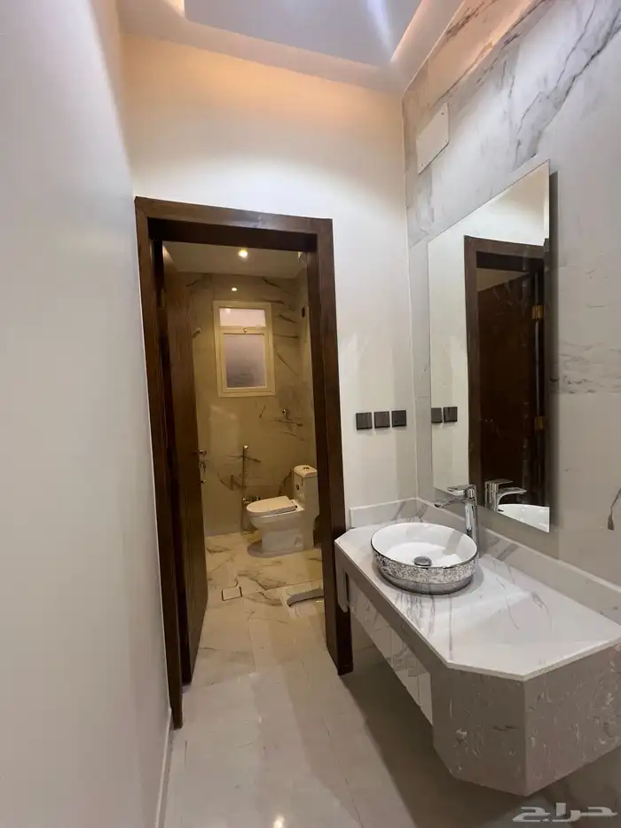 للبيع روف علوي فاخر موقع مميز و مساحة وسيعة حي العزيزية 7