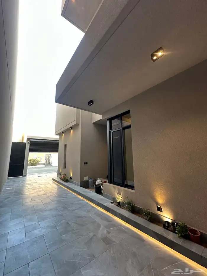 للبيع فيلا مودرن ممتازه قريبه من ممشى الراقى بالخميس 8