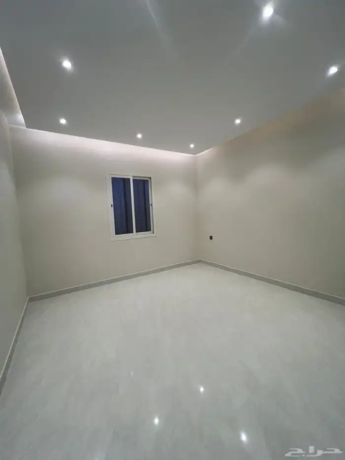 للبيع روف علوي فاخر موقع مميز و مساحة وسيعة حي العزيزية 22