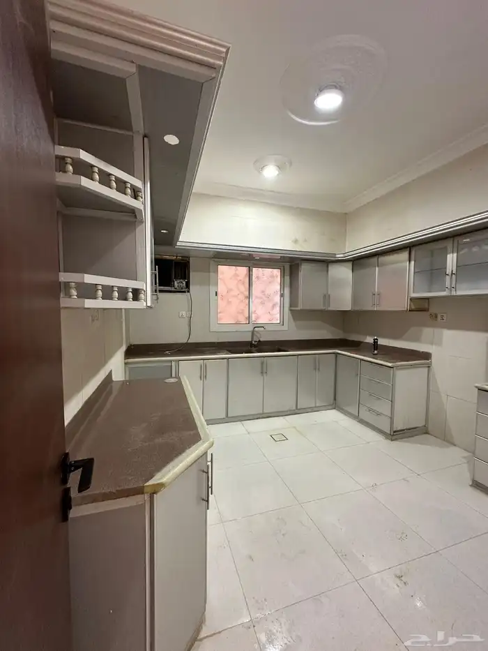 شقة للايجار 6 غرف وصاله و 3 دورات مياه 2