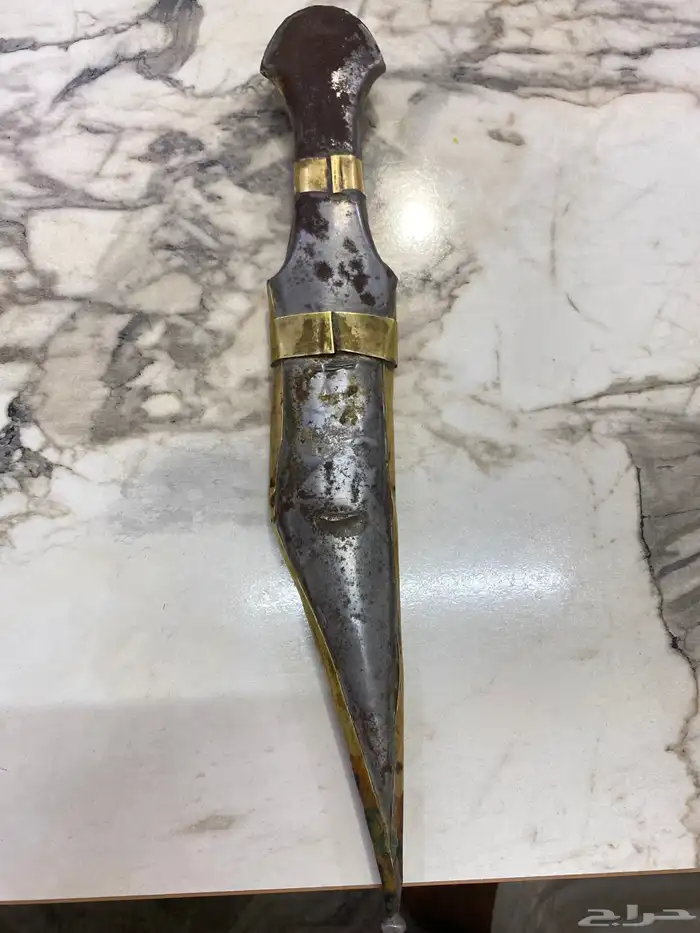 سكين قديمة وعليها ختم 5