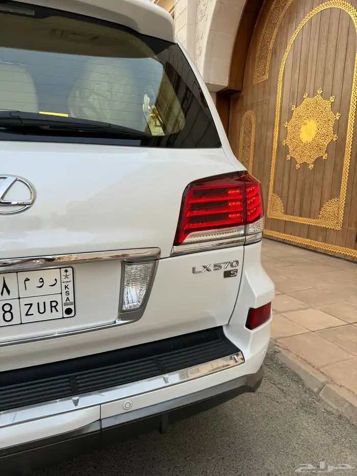 للبيع جيب لكزس LX 570 S 2014 شبه الجديد 17