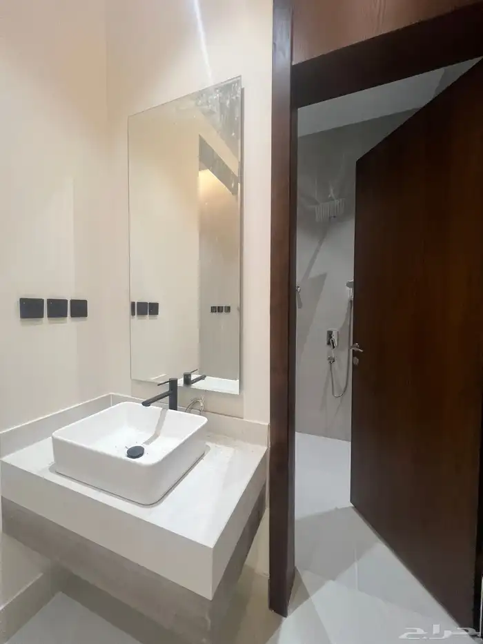 للبيع شقق علوية مع ملحق خاص بالسطح حي الحسام 10