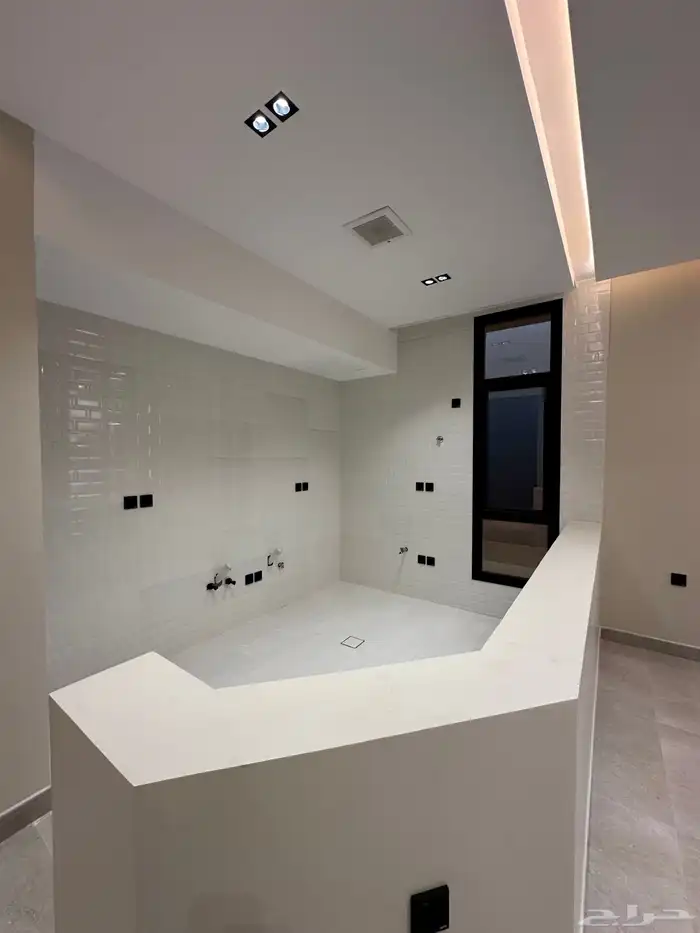 للبيع فيلا مودرن ممتازه قريبه من ممشى الراقى بالخميس 18