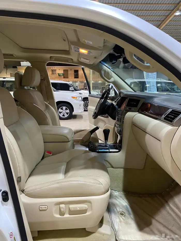 للبيع لكزس LX570 دي دي 2014 عبداللطيف عداد 86 الف 18