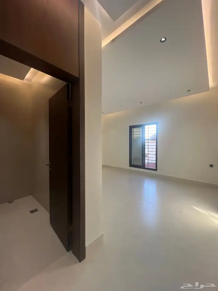 للبيع شقق علوية مع ملحق خاص بالسطح حي الحسام 11