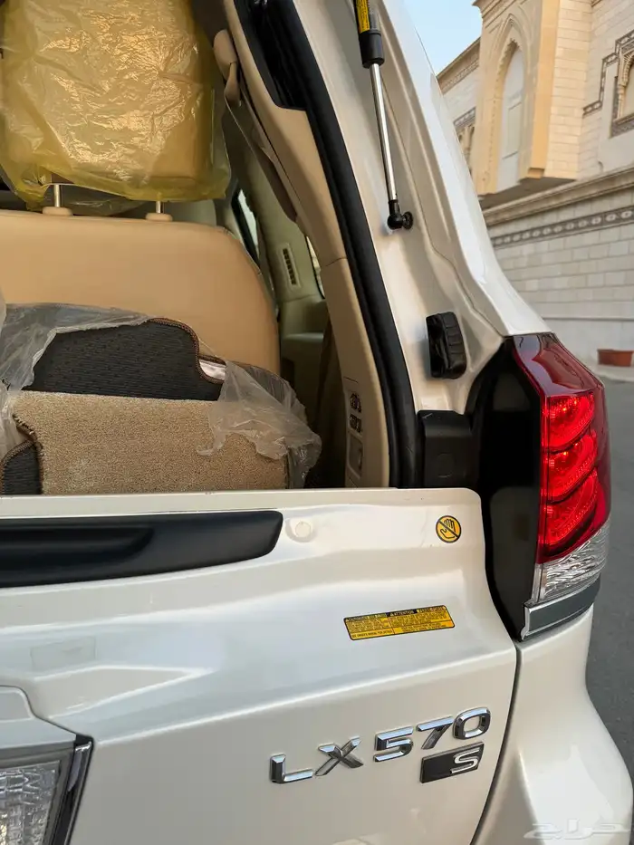 للبيع جيب لكزس LX 570 S 2014 شبه الجديد 67