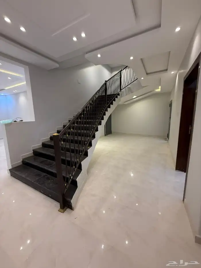 للبيع فيلا دورين وملحق بمشب ومسبح شمال خميس مشيط 850الف 8