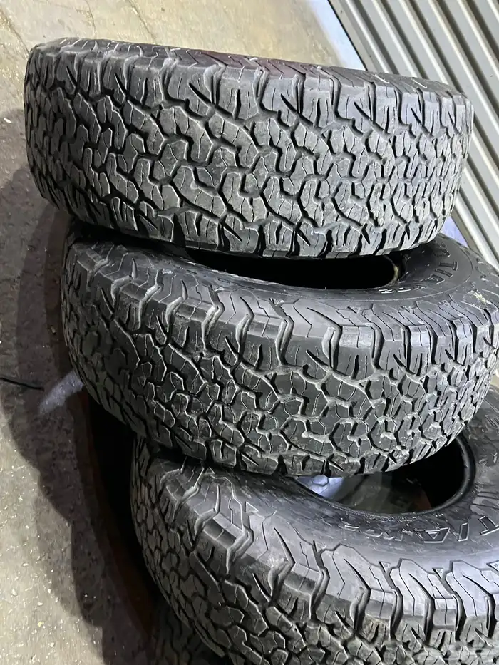 كفرات نص حجري بي اف جودرتش فواصل مقاس 37x12.50 R17 5