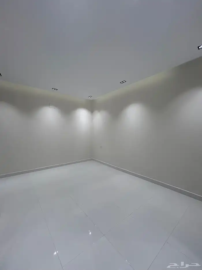 للبيع شقق علوية بسطح خاص بموقع مميز بجوار دوار التحليه 18