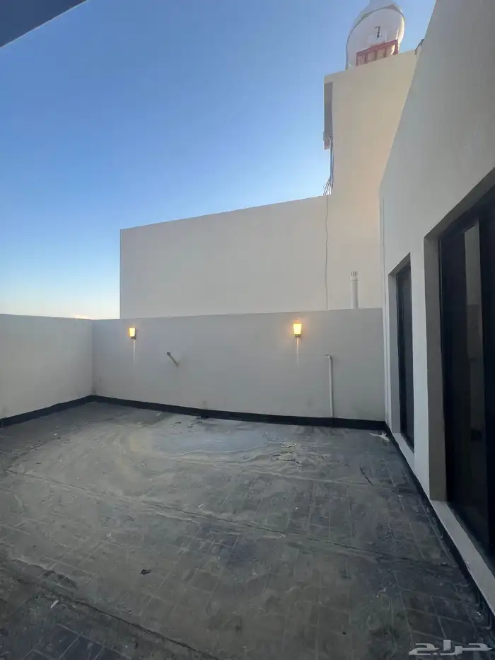 للبيع شقق علوية مع ملحق خاص بالسطح حي الحسام 21