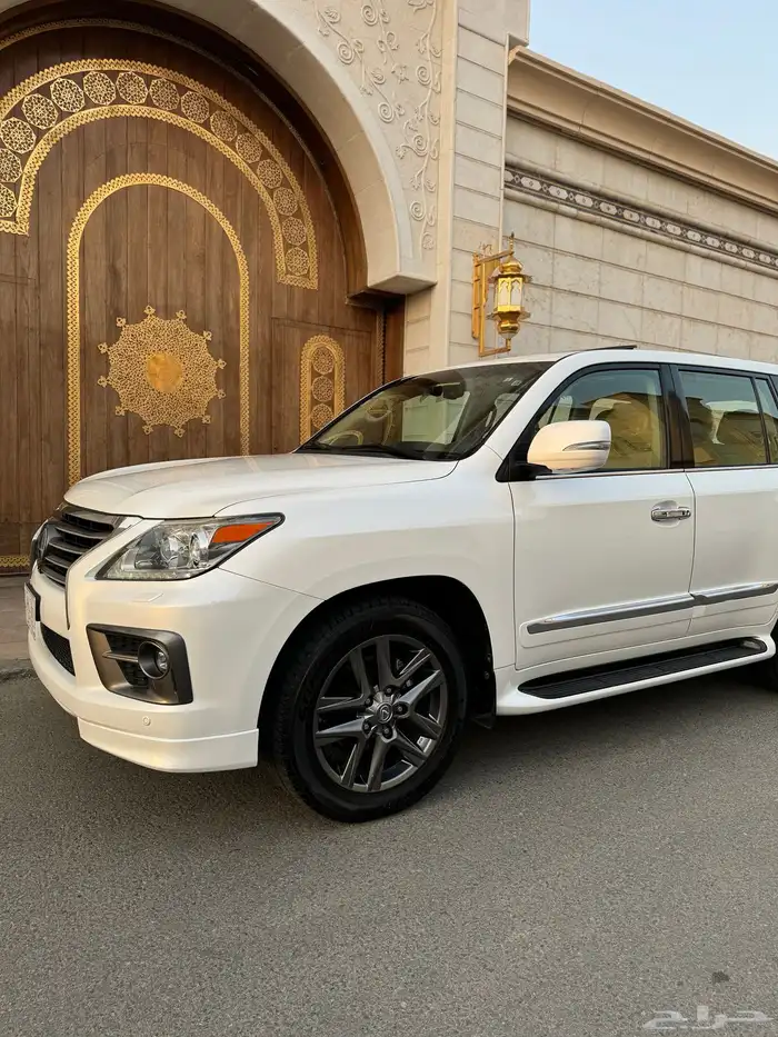 للبيع جيب لكزس LX 570 S 2014 شبه الجديد 4