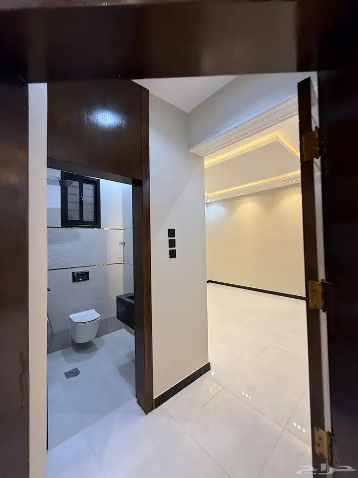 للبيع روف علوي 9 غرف وصالتين بموقع مميز بحى الموسى 13