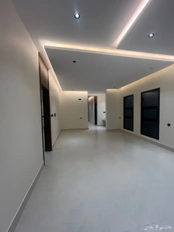 للبيع شقق علوية مع ملحق خاص بالسطح حي الحسام 6