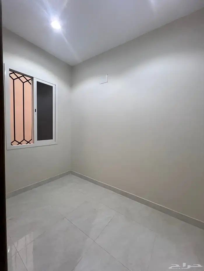 للبيع روف علوي فاخر موقع مميز و مساحة وسيعة حي العزيزية 18