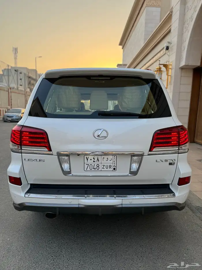 للبيع جيب لكزس LX 570 S 2014 شبه الجديد 16