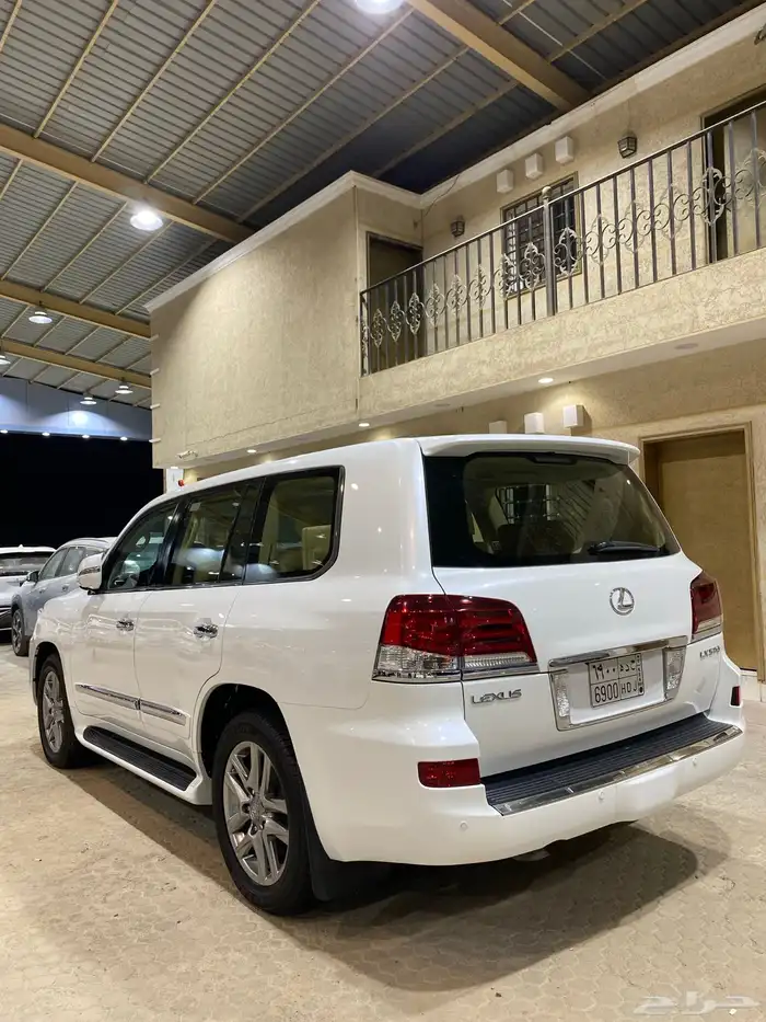 للبيع لكزس LX570 دي دي 2014 عبداللطيف عداد 86 الف 9