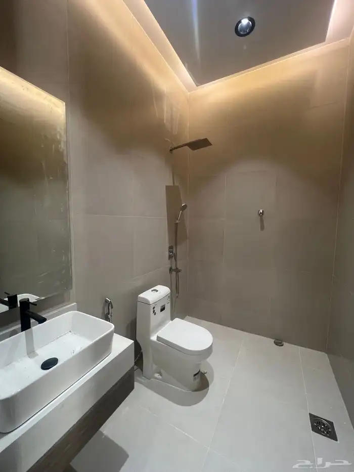 للبيع شقق علوية مع ملحق خاص بالسطح حي الحسام 13