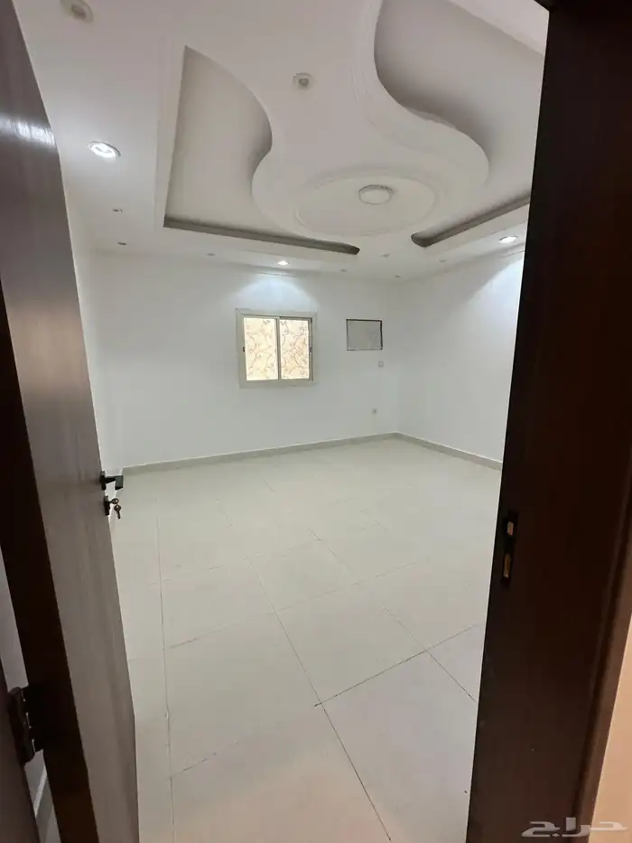 شقة للايجار 6 غرف وصاله و 3 دورات مياه 1