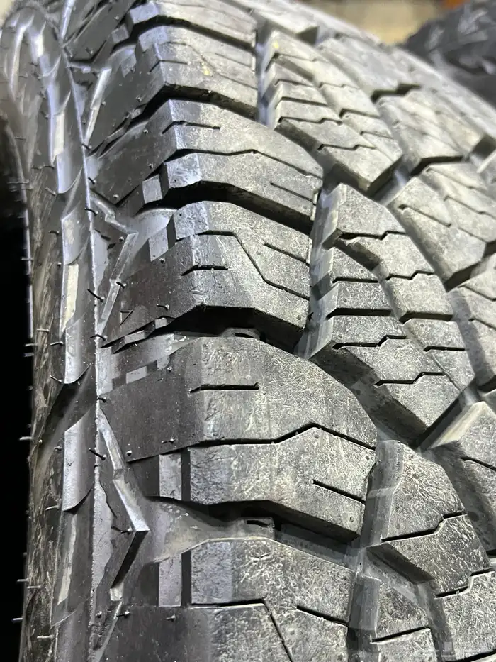 كفرات كومهو ربع حجري مقاس 285 70 17 15