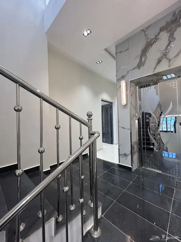 للبيع شقق علوية بسطح خاص بموقع مميز بجوار دوار التحليه 4