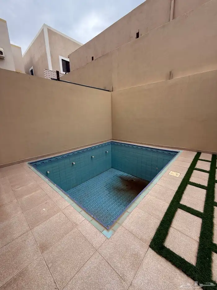 للبيع فيلا دورين وملحق بمشب ومسبح شمال خميس مشيط 850الف 12