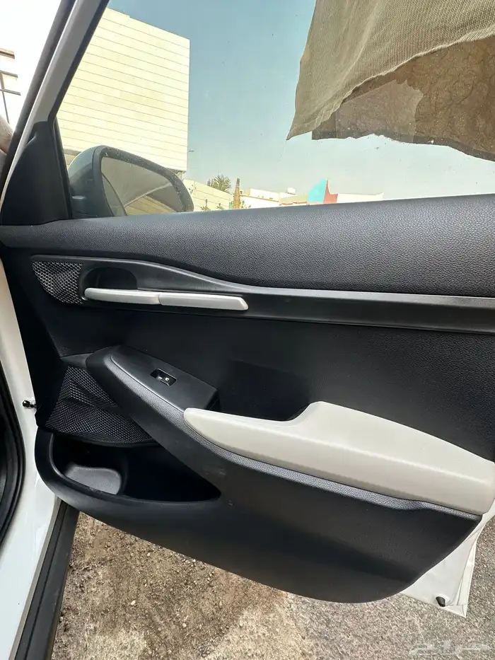 كيا سيلتوس موديل 2025 ستاندرد ابيض وسقف اسود 5