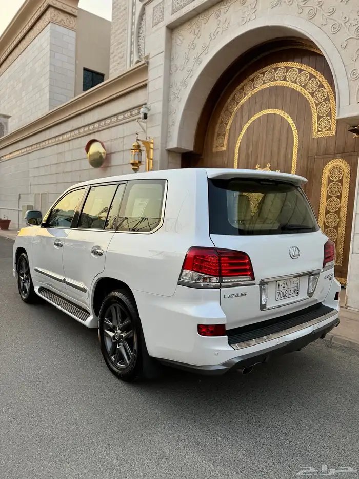 للبيع جيب لكزس LX 570 S 2014 شبه الجديد 2