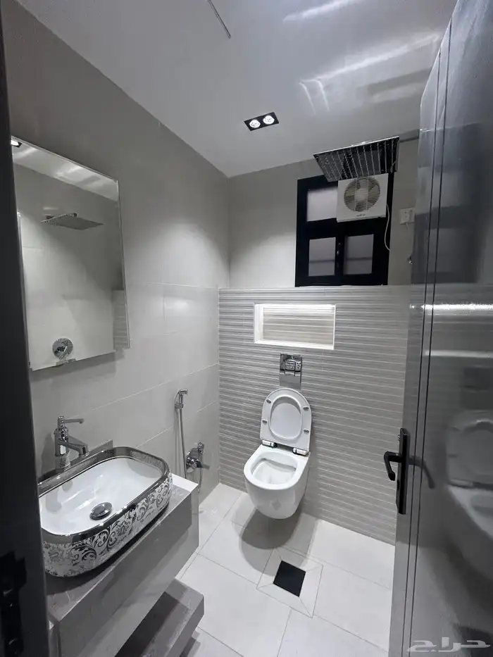 للبيع شقق علوية بسطح خاص بموقع مميز بجوار دوار التحليه 17