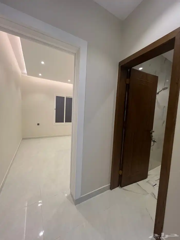 للبيع روف علوي فاخر موقع مميز و مساحة وسيعة حي العزيزية 13