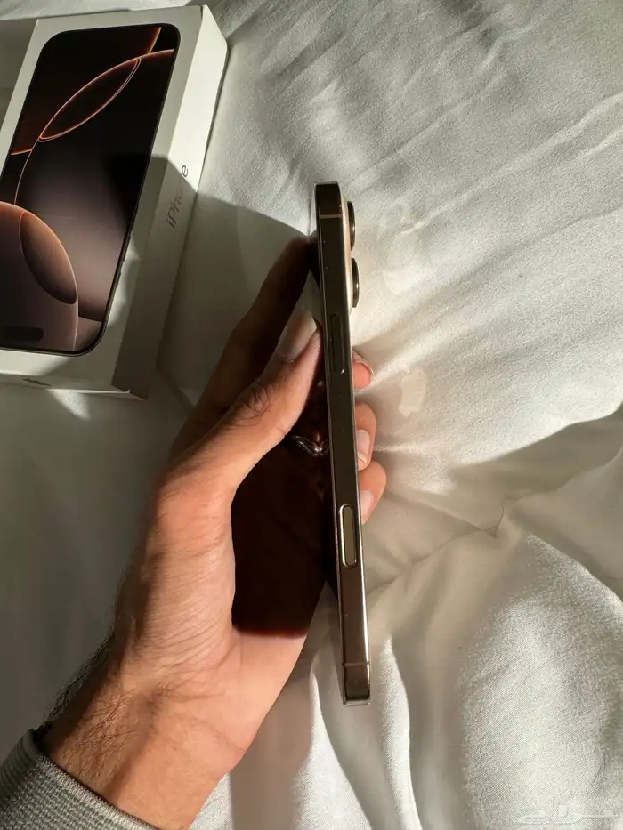 ايفون 16 برو ماكس مكسور خلفية 3