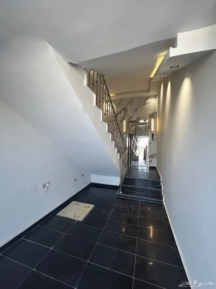 للبيع شقق علوية بسطح خاص بموقع مميز بجوار دوار التحليه 2