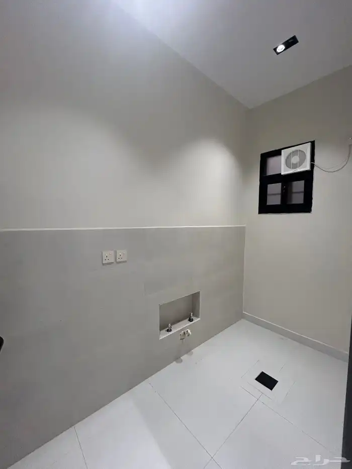 للبيع شقق علوية بسطح خاص بموقع مميز بجوار دوار التحليه 8