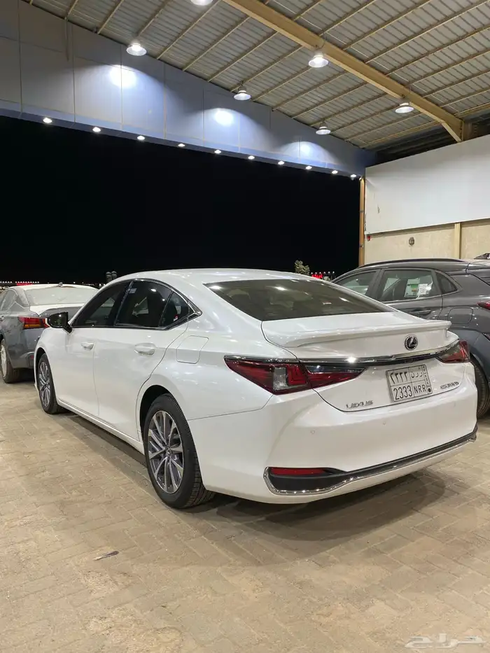 للبيع لكزس ES300 هايبرد 2023 عبداللطيف عداد 133 الف 6